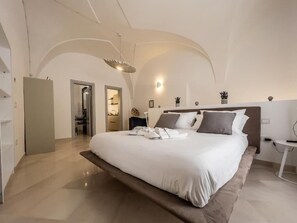 Junior Double Room, 1 Queen Bed, Non Smoking, City View | Free WiFi - DOMUS SAN GIOVANNI (Locorotondo)