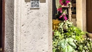 A stone pillar with a plaque reading 'DOVUS SAN GIOVANNI AD 1300' and a QR code. - DOMUS SAN GIOVANNI (Locorotondo)
