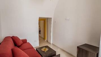 Quarto casal luxo, sacada, vista para a cidade | Área de estar