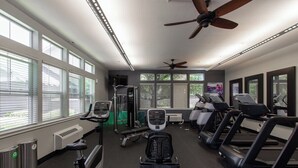 Ein Fitnessraum mit Laufbändern, Crosstrainern und Ergometer.