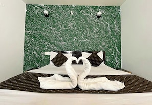 Hypo-allergenic bedding, desk, soundproofing, free WiFi - Hotel The Mountain Pine Nainital (Nainital)
