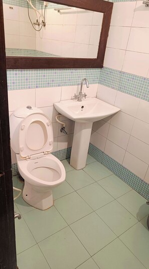 Bathroom - Hotel The Mountain Pine Nainital (Nainital)