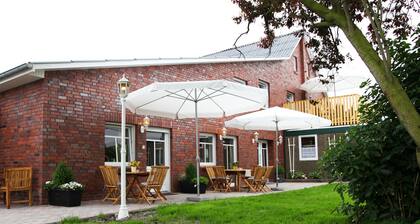 Bauernhofwohnung mit gemeinsamer Terrasse, Garten und WLAN in Wangerland