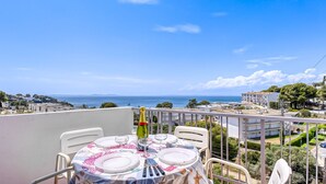 Ein Tisch im Freien mit Blick auf das Meer und Gebäude.
