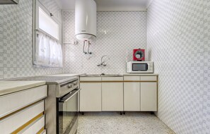 Fridge, microwave, oven, coffee/tea maker - AVDA DIAZ PACHECO 131 Almadrava Roses (Rosas / Roses)