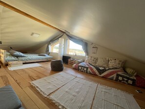 3 habitaciones, tabla de planchar con plancha, wifi y ropa de cama 