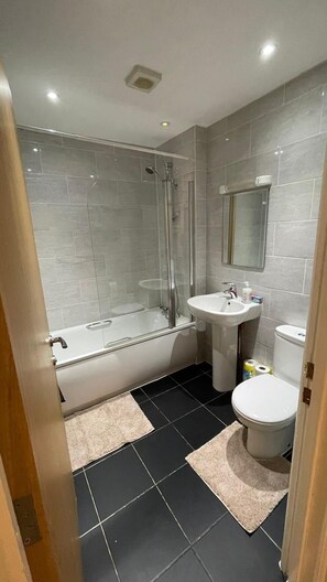 Shower, towels - 3 Bedroom House in Central London (London)