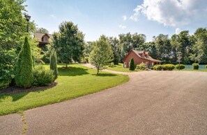 Property grounds - Hiawassee River Retreat w/ 2 Mountain-View Decks (Hiawassee)