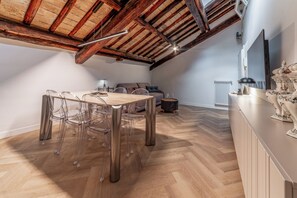 Apartamento superior, sacada, vista para o pátio | Opções para refeição