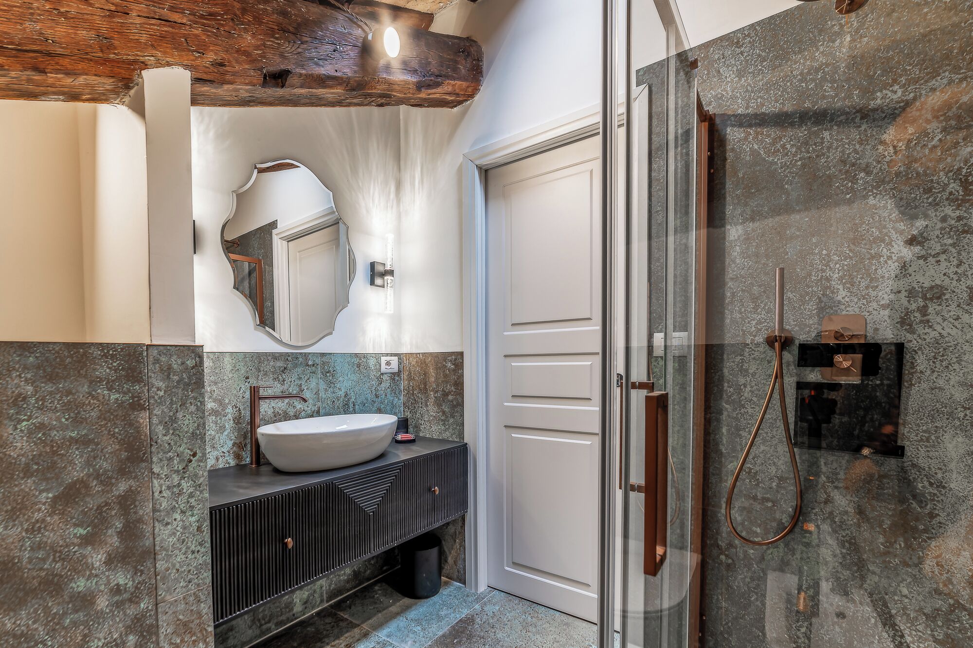 Apartamento superior, balcón, vistas al patio | Baño | Ducha, artículos de higiene personal gratuitos, secador de pelo y bidé