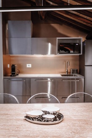Superior Apartment, Balcony, Courtyard View | Private kitchen | Fridge, microwave, stovetop, dishwasher - Madama Lucrezia - Fontana di Trevi (Rome)
