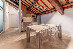 Superior-Apartment, Balkon, Blick auf den Innenhof | Speisen