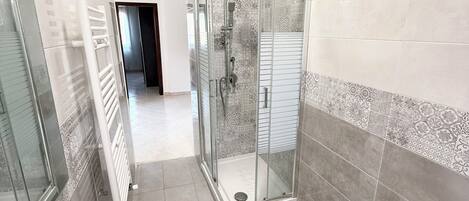 Dusche, Haartrockner, Bidet, Handtücher