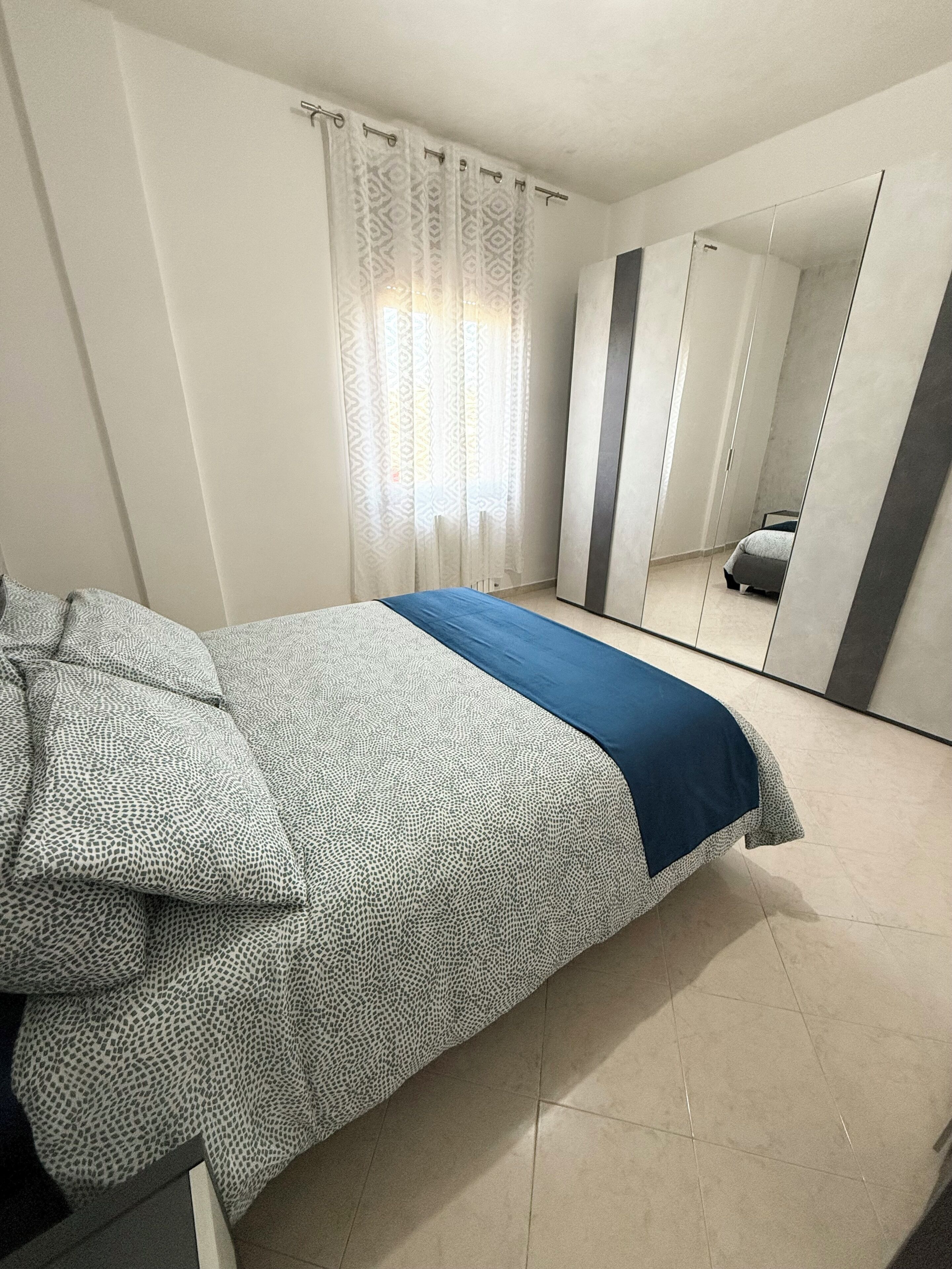 3 habitaciones, tabla de planchar con plancha, wifi y ropa de cama 