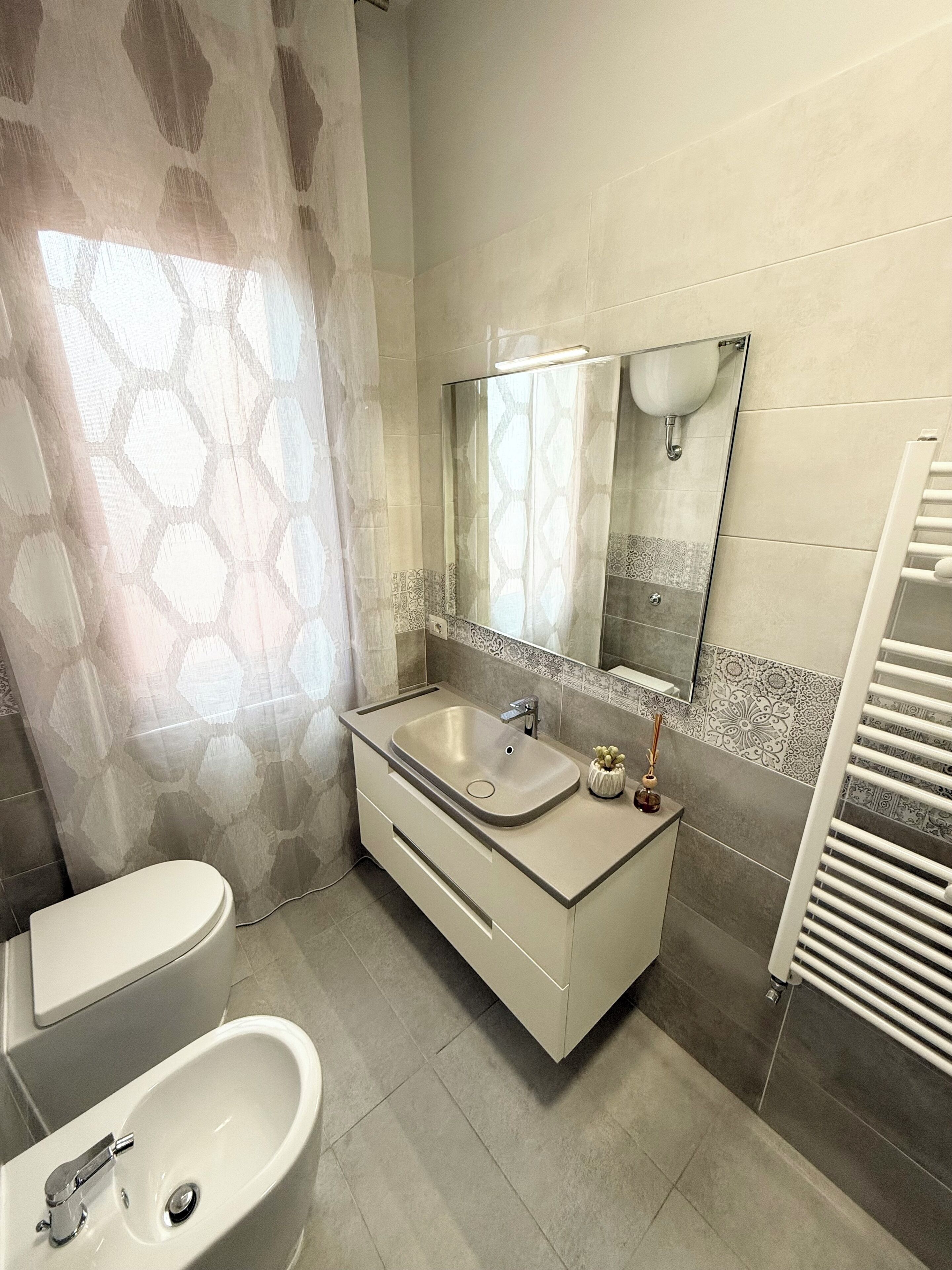 Dusche, Haartrockner, Bidet, Handtücher
