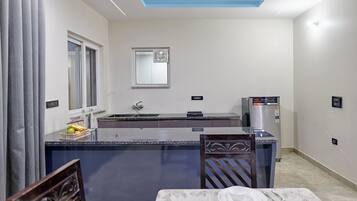 Deluxe-huvila, patio, näköala puutarhaan | Ruokailu