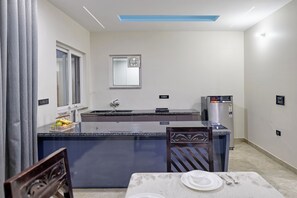 Deluxe-huvila, patio, näköala puutarhaan | Ruokailu