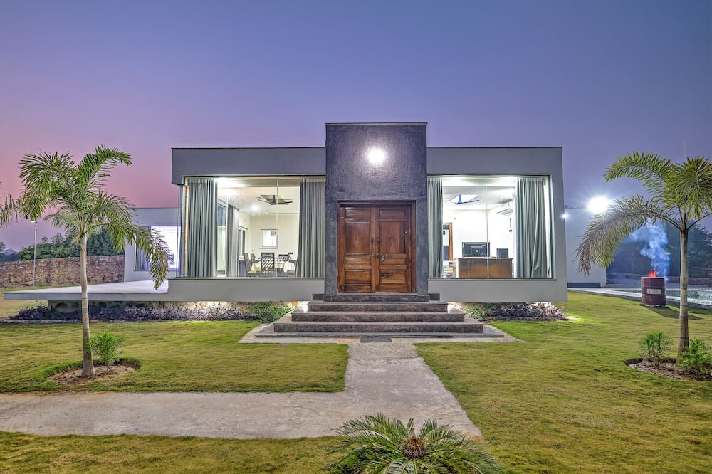 ELIVAAS Amaltas 4BHK Hideaway With Pool