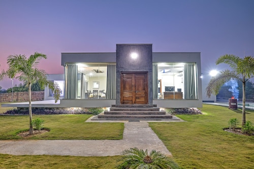 ELIVAAS Amaltas 4BHK Hideaway With Pool