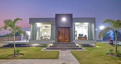 ELIVAAS Amaltas 4BHK Hideaway With Pool