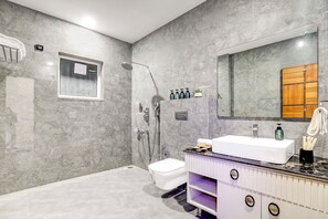 Deluxe-huvila, patio, näköala puutarhaan | Kylpyhuone