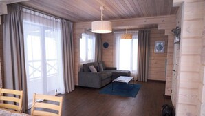 Un intérieur en bois avec un canapé, une table et un chien.