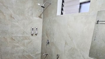 Phòng đôi Deluxe, quang cảnh sân vườn | Phòng tắm | Khăn tắm