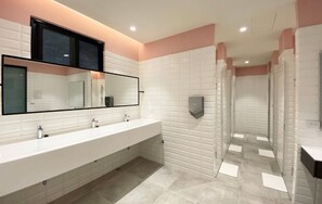 Pengering rambut, handuk, sampo, dan tisu toilet