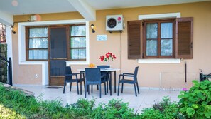Outdoor dining - Hilltop apartment in Vasilikos with stunning nature views! (Vasilikos)
