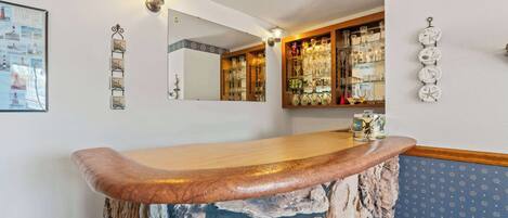 Condo, varias camas, patio (Ozark Get-Away) | Bar (en la propiedad)