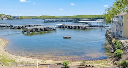 Ozark Get-away Lakefront Condo With Boat Slip