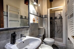 Apartamento | Baño | Jabón, champú y papel higiénico