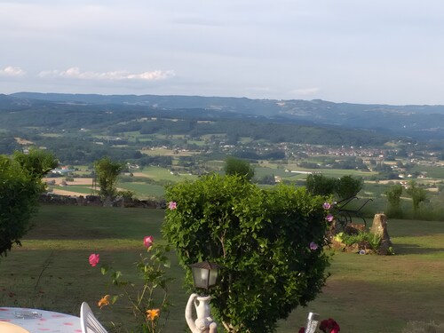 Gîte « 2 à 4 personnes » avec vue montagne, piscine privée et Wi-Fi