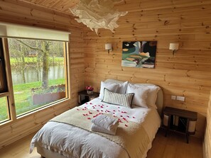 2 bedrooms, iron/ironing board, internet, bed sheets