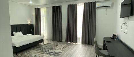 Espacio para trabajar con laptop y cortinas blackout