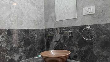 Deluxe Room | Bathroom | Shower, free toiletries, towels, soap
