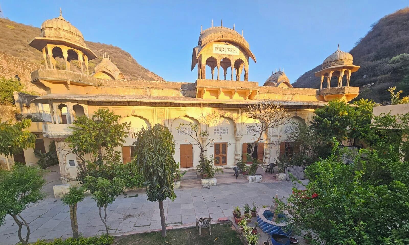 المنشأة من الخارج