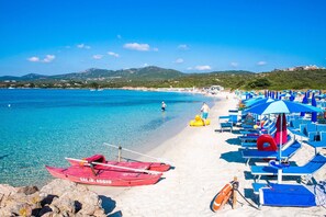Una spiaggia nelle vicinanze