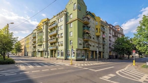 En byggnad med flera våningar, balkonger, ett övergångsställe och en skylt som förbjuder infart.