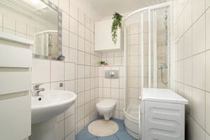 Dusche, Haartrockner, Handtücher, Shampoo