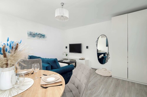 Modern Apartment | Garage Parking and Balcony