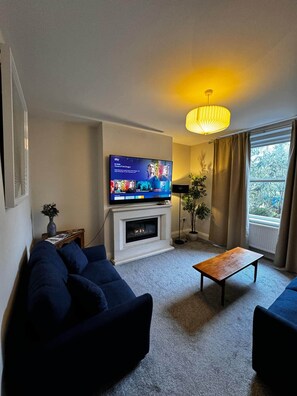 TV, fireplace - Cosy Buxton Terraced House (Buxton)