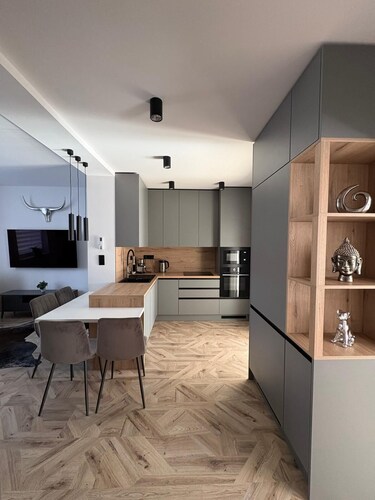 Modern 3BR Lux Apartment with  Balcony  &Free Parking/ Premium Comfort &Design/