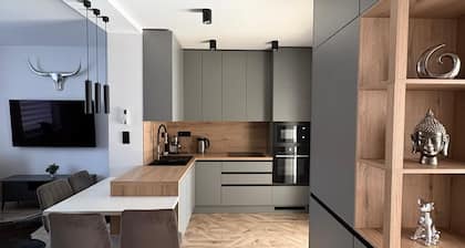 Modern 3BR Lux Apartment with Balcony &Free Parking/ Premium Comfort &Design/