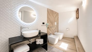 Een douche, een haardroger, handdoeken