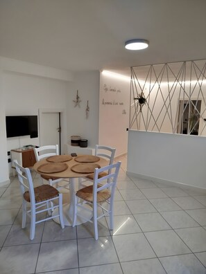 Dining - Apartment 'Casa Mida 1' with Private Veranda, Wi-Fi and Air Conditioning (Mattinata)