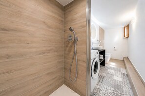 Een douche, een haardroger, handdoeken