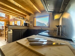 Kühlschrank, Ofen, Geschirrspüler, Wasserkocher mit Kaffee-/Teezubehör