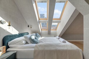 Superior-loftíbúð - 1 svefnherbergi | Myrkratjöld/-gardínur, ókeypis þráðlaus nettenging, rúmföt