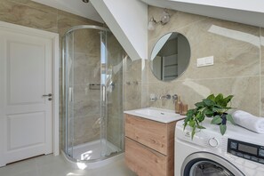 Loft superior, 1 habitación | Baño | Ducha, artículos de higiene personal gratuitos, toallas y jabón